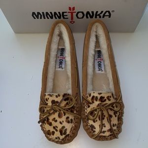 AUTH NIB Minnetonka Leopard Cally Slippers CINNAMON US 5
